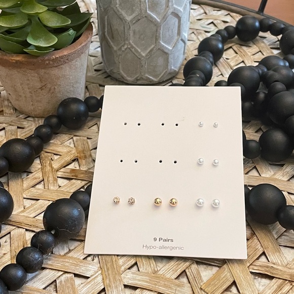 Jewelry - ❌ SOLD ❌ 💚FREE💚 5 Stud Pairs